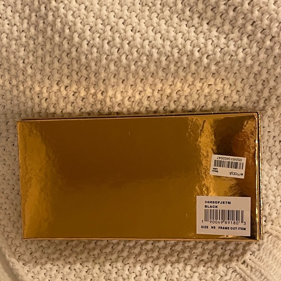 Michael Kors zip up wristlet wallet🖤✨ - Picture 6 of 7